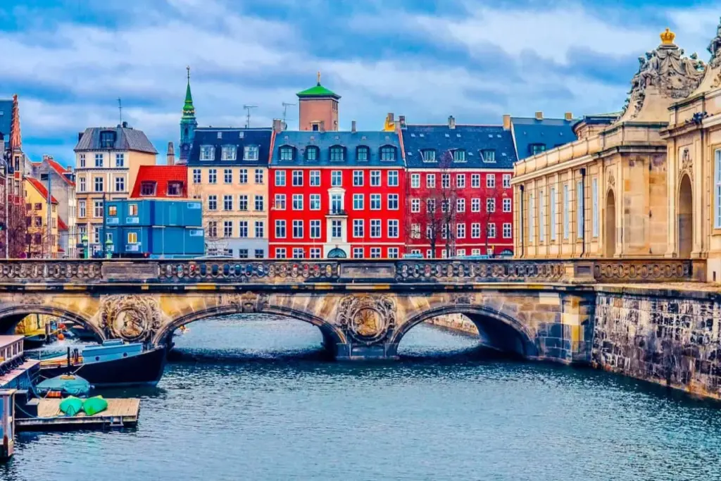 Copenhagen Hotels Guide: Comfortable Stays Near Major Attractions and Popular Districts